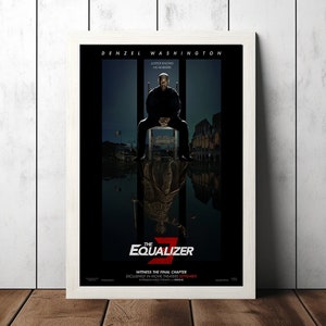 Puede incluir: Cartel de la película The Equalizer 3, con Denzel Washington en un traje negro sentado en una silla. El cartel tiene un fondo oscuro con un reflejo de Washington en el agua. El texto "Justice Knows No Borders" está en la parte superior del cartel.