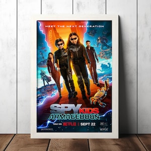 Puede incluir: Un póster de película para la película "Spy Kids: Armageddon" con el título de la película en letras grandes y en negrita. El póster presenta a un grupo de niños y adultos con ropa futurista de pie en una plataforma con un gran orbe naranja y brillante en el fondo. El póster también incluye el texto "Meet the Next Generation" y "Only on Netflix | Sept 22".