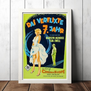 Puede incluir: Un cartel de película vintage para la película "La comezón del séptimo año" protagonizada por Marilyn Monroe y Tom Ewell. El cartel presenta un fondo amarillo brillante con un diseño de remolino azul y blanco. El título de la película está en letras grandes y en negrita. Marilyn Monroe aparece en un vestido blanco con la falda volando en el viento. Tom Ewell está de pie detrás de ella, mirándola.