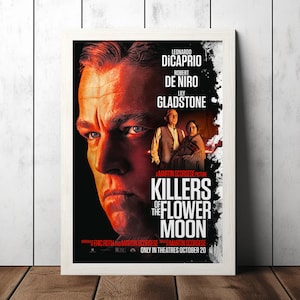 Op de afbeelding: Filmplakat voor "Killers of the Flower Moon", een film van Martin Scorsese met Leonardo DiCaprio, Robert De Niro en Lily Gladstone. De poster toont een close-up van Leonardo DiCaprio's gezicht met een verweerde, verbleekte achtergrond.