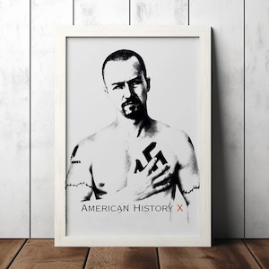 Può includere: Poster in bianco e nero con un uomo con la testa rasata e un tatuaggio di svastica sul petto. Il testo "AMERICAN HISTORY X" è stampato sotto l'immagine.
