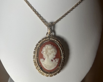 Vintage Avon Gold Toned Reversible Cameo Pendant Necklace