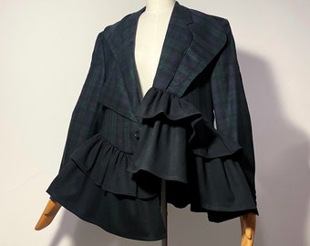 Blazer vintage maschile in lana rielaborata con volant