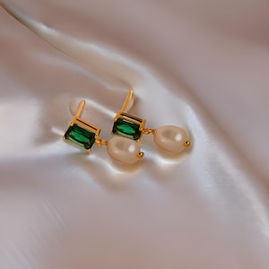 Vintage Emerald & Pearl Drop Earrings Art Deco Green Studs Dainty Emerald Jewelry, mother&#39;s day gifts, Gift For Mom
