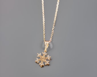 Silver Snowflake Design Zirconia Charm Pendant Necklace For Women: Ideal Gift for Anniversary, Christmas, Birthday, and Special Occasions