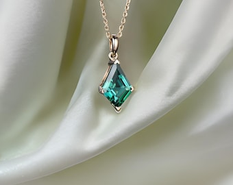 Kite-Shaped Green Emerald Necklace, Unique Gemstone Pendant for Women – Perfect Anniversary, Bridal, or Mother’s Day Gift