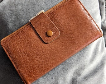 Vintage 1970s brown tan pebbled leather wallet / card holder pouch purse 70s possibly montana calf with button retro classic timeless