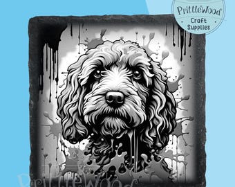 Op de afbeelding: Zwart-witte illustratie van een poedel met een splatterachtergrond. De hond kijkt recht naar de kijker. De afbeelding is gedrukt op een zwarte leisteenonderzetter.