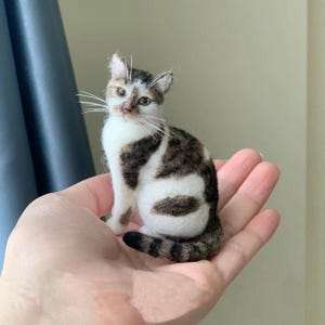 Custom Needle Felted Cat Figurine | Wool Pet Portrait – Festive Gift