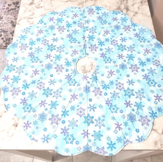 Reversible glittery snowflake quilted tree skirt