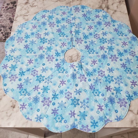 Reversible glittery snowflake quilted tree skirt