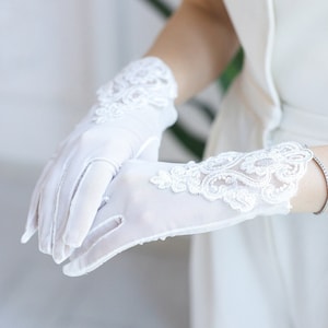 Wedding Gloves WithLace, Tulle Gloves Bridal, Tulle Wedding Gloves, Wedding Gloves with Bow, Wedding Gloves for Bride, Gloves With Pearl