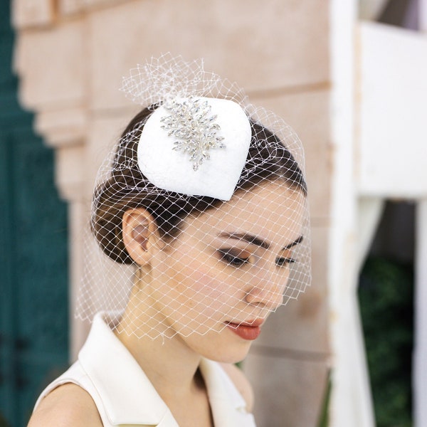 Elegant Bridal Birdcage Veil,  Handmade Wedding Hat with Headpiece and Artificial Feather Cap - Vintage-Inspired Bridal Hair Ornament