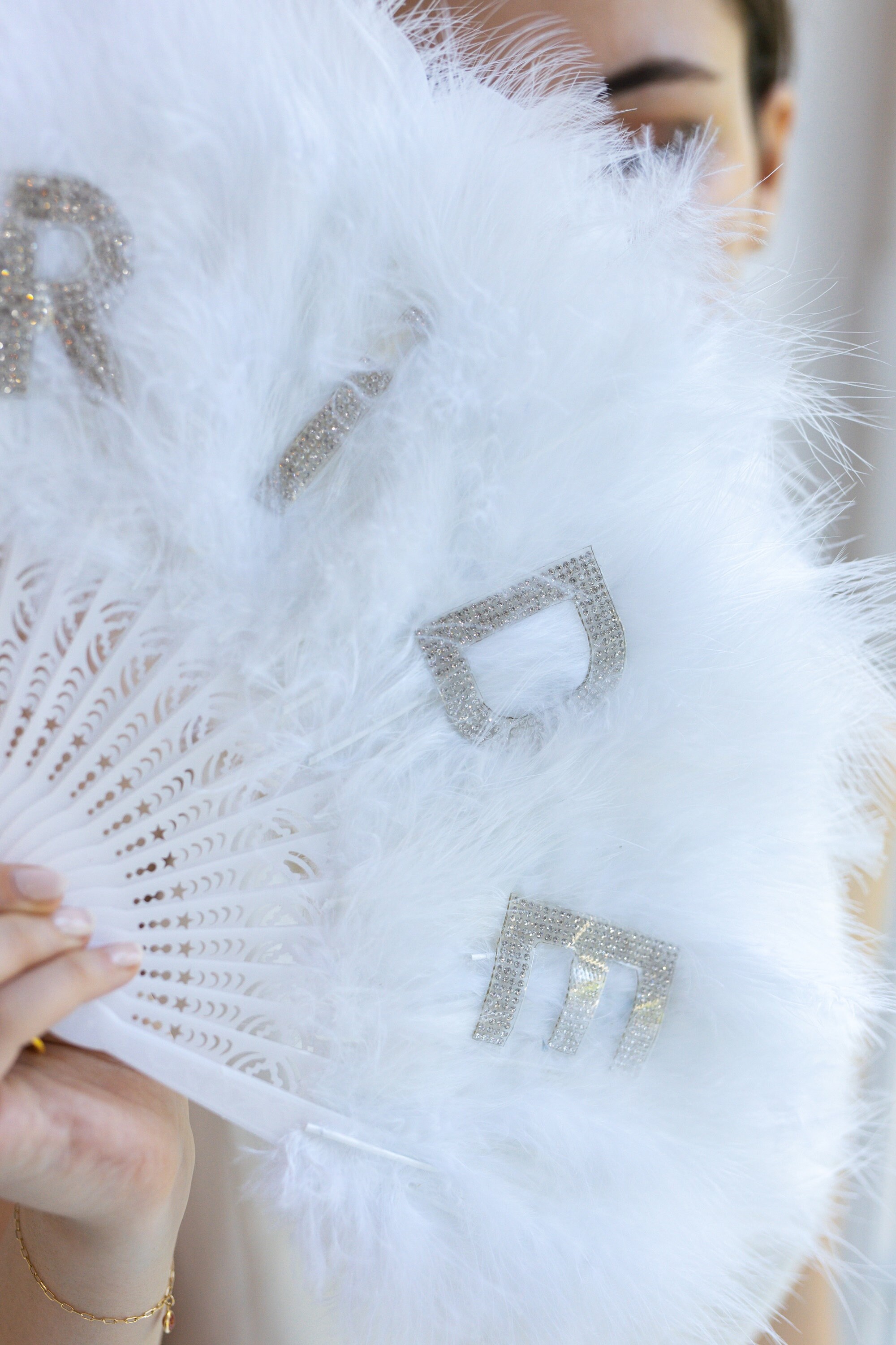 Brautmantel Mit Feder - Weißer Satin-Kimono Mit Bride-Stickerei