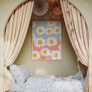 K&ouml;nnte beinhalten: Ein wei&szlig;es Bett mit einer Bettw&auml;sche mit Blumenmuster und einem wei&szlig;en Kissen mit schwarzem Muster. Das Bett steht in einer Nische mit beigefarbenen Vorh&auml;ngen und einem gerahmten Druck von wei&szlig;en G&auml;nsebl&uuml;mchen auf rosa und blauem Hintergrund.