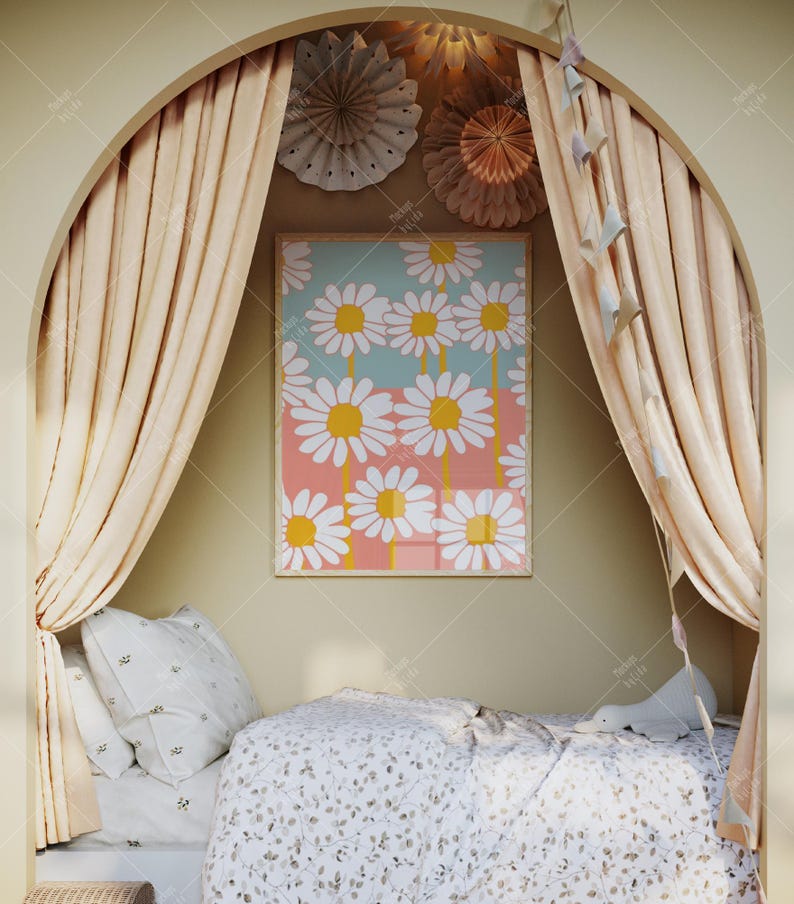 K&ouml;nnte beinhalten: Ein wei&szlig;es Bett mit einer Bettw&auml;sche mit Blumenmuster und einem wei&szlig;en Kissen mit schwarzem Muster. Das Bett steht in einer Nische mit beigefarbenen Vorh&auml;ngen und einem gerahmten Druck von wei&szlig;en G&auml;nsebl&uuml;mchen auf rosa und blauem Hintergrund.