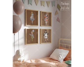 Può includere: Quattro illustrazioni incorniciate di personaggi di Alice nel Paese delle Meraviglie, tra cui Alice, il Cappellaio Matto, la Regina di Cuori e il Coniglio Bianco. Le cornici sono in legno chiaro e sono disposte in una griglia su una parete bianca. La parete è decorata con una fila di bandierine color pastello.