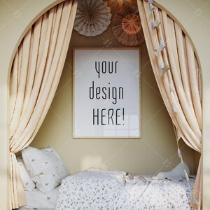K&ouml;nnte beinhalten: Ein wei&szlig;es Bett mit einem floral gemusterten Bettbezug steht in einer Nische mit beigefarbenen Vorh&auml;ngen und einem gerahmten Poster, auf dem "your design HERE!" steht. Das Poster ist von Papierdekorationen umgeben.