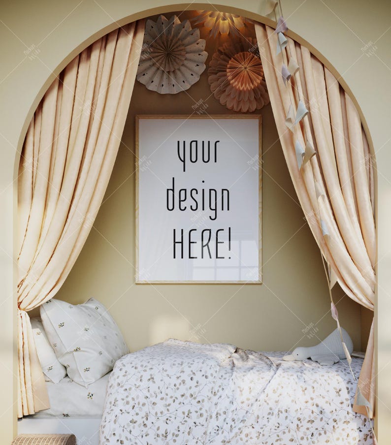 K&ouml;nnte beinhalten: Ein wei&szlig;es Bett mit einem floral gemusterten Bettbezug steht in einer Nische mit beigefarbenen Vorh&auml;ngen und einem gerahmten Poster, auf dem "your design HERE!" steht. Das Poster ist von Papierdekorationen umgeben.