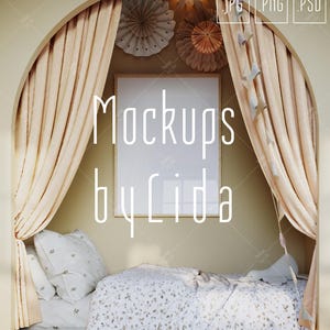 K&ouml;nnte beinhalten: Ein wei&szlig;er Rahmen-Mockup mit dem Text "Mockups by Lida" in wei&szlig;er Schrift. Der Rahmen h&auml;ngt an einer Wand mit hellbraunem Hintergrund. Die Wand ist mit Papierf&auml;chern in Creme- und Beiget&ouml;nen dekoriert. Der Rahmen befindet sich in einer Nische mit einem cremefarbenen Vorhang auf jeder Seite. Ein Bett mit einer wei&szlig;en und cremefarbenen gemusterten Bettdecke befindet sich in der Nische.
