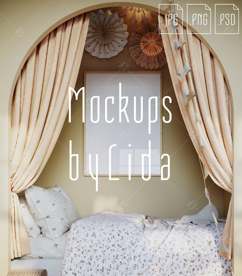 K&ouml;nnte beinhalten: Ein wei&szlig;er Rahmen-Mockup mit dem Text "Mockups by Lida" in wei&szlig;er Schrift. Der Rahmen h&auml;ngt an einer Wand mit hellbraunem Hintergrund. Die Wand ist mit Papierf&auml;chern in Creme- und Beiget&ouml;nen dekoriert. Der Rahmen befindet sich in einer Nische mit einem cremefarbenen Vorhang auf jeder Seite. Ein Bett mit einer wei&szlig;en und cremefarbenen gemusterten Bettdecke befindet sich in der Nische.