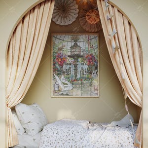 K&ouml;nnte beinhalten: Ein wei&szlig;es Bett mit einer Bettw&auml;sche mit Blumenmuster und zwei Kissen. Das Bett steht in einer Nische mit beigefarbenen Vorh&auml;ngen und einem gerahmten Druck eines Vogelk&auml;figs und Blumen &uuml;ber dem Bett.