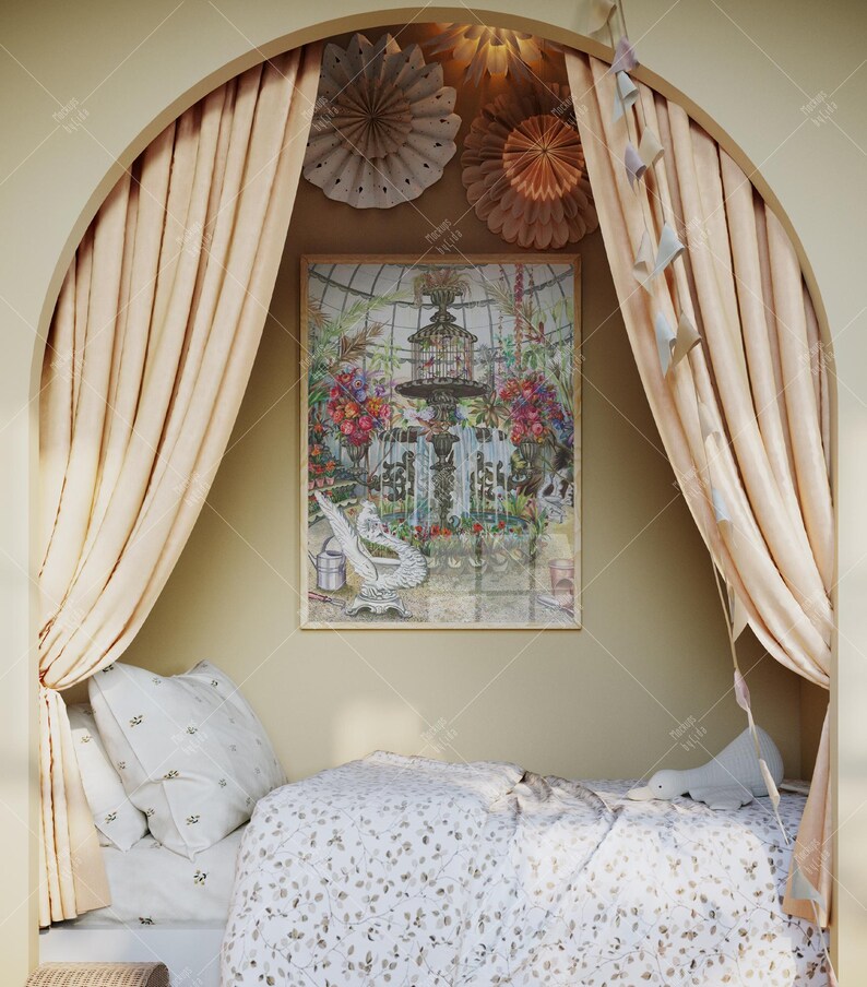 K&ouml;nnte beinhalten: Ein wei&szlig;es Bett mit einer Bettw&auml;sche mit Blumenmuster und zwei Kissen. Das Bett steht in einer Nische mit beigefarbenen Vorh&auml;ngen und einem gerahmten Druck eines Vogelk&auml;figs und Blumen &uuml;ber dem Bett.