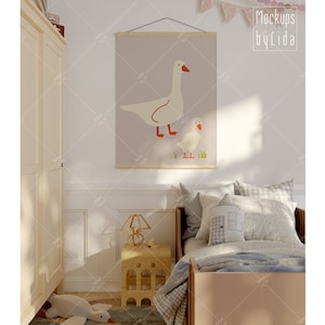 Könnte beinhalten: Ein hellgraues Poster mit einer weißen Gans und einer kleineren weißen Gans auf hellgrauem Hintergrund. Das Poster hängt an einer weißen Wand in einem Schlafzimmer mit einem Holzbett und einem Holz-Beistelltisch. Der Text "Mockups by Lida" befindet sich in der oberen rechten Ecke des Bildes.