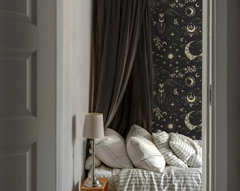 Puede incluir: Un dormitorio con una cama con dosel negro y un papel tapiz celestial negro y dorado con lunas, estrellas y nubes. El papel tapiz tiene el texto "Walladeux Wallpapers".