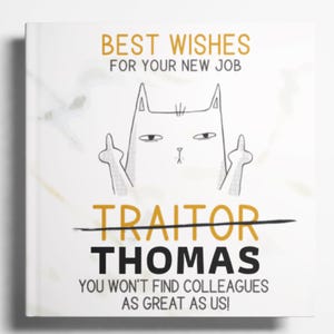 Peut inclure: Une carte blanche avec une illustration en noir et blanc d'un chat faisant un doigt d'honneur. Le texte sur la carte dit "Meilleurs vœux pour votre nouveau travail. Traître Thomas. Vous ne trouverez pas de collègues aussi formidables que nous !"