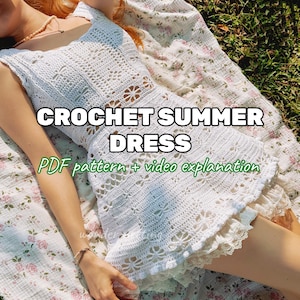 Puede incluir: Vestido de verano blanco de crochet con ribete de encaje. El vestido está colocado sobre una manta con estampado floral. El texto "CROCHET SUMMER DRESS" y "PDF pattern + video explanation" se muestra en la imagen.