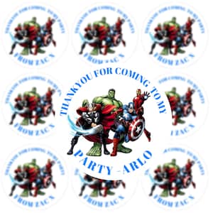 Pode incluir: Autocolantes circulares brancos com personagens dos Vingadores. Os autocolantes têm o texto "THANK YOU FOR COMING TO MY PARTY - ARLO" e "THANK YOU FOR COMING TO MY PARTY FROM ZAC".