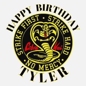 Könnte beinhalten: Gelber und schwarzer Kreis mit den Worten "Happy Birthday" und "Tyler" in gelber Schrift. Im Kreis befindet sich eine schwarze Kobra mit roter Zunge und den Worten "Strike First Strike Hard No Mercy" in gelber Schrift.