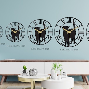 Puede incluir: Cinco relojes de pared de metal negro con n&uacute;meros romanos y una silueta de dos gatos. Los relojes se muestran en una pared azul claro con un borde blanco. Los relojes est&aacute;n disponibles en cinco tama&ntilde;os: 35 cm, 50 cm, 70 cm, 80 cm y 90 cm.