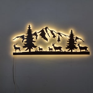 Decorazione da parete in metallo rustico con cervo di montagna e foresta, colore ruggine autentico e luce a LED, arte murale vintage, regalo unico per fattoria