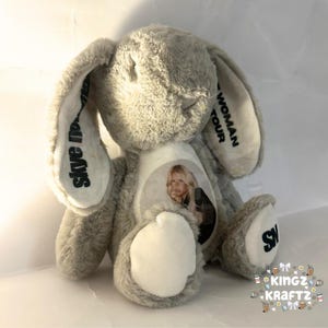 Skye Newman inspirierte Tour Bunny | Personalisierte “So nah an was” Graues Plüsch