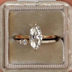 Anillo de compromiso de diamante marquesa de 2 quilates, solitario de oro macizo con detalles laterales, delicado anillo de bodas, elegante joyería nupcial minimalista.