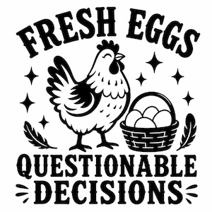 Könnte beinhalten: Schwarz-weiße Grafik mit einer Henne, einem Eierkorb und dem Text "FRESH EGGS QUESTIONABLE DECISIONS." Das Design umfasst Sterne und Federn, mit einem Bauernhof-Thema.