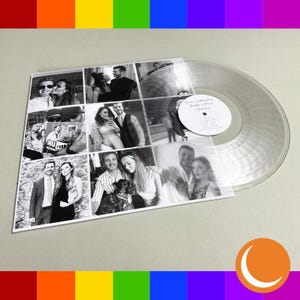 Puede incluir: Un disco de vinilo transparente con un collage de fotos en blanco y negro de una pareja en la etiqueta. El texto en la etiqueta dice "Our Wedding Day, Danielle & Oliver, 1 Year of Us".