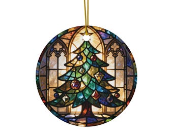 Puede incluir: Adorno navideño redondo con un diseño de vidriera de un árbol de Navidad. El árbol está decorado con gemas y adornos coloridos. El fondo representa una ventana de iglesia. Con cordón dorado.