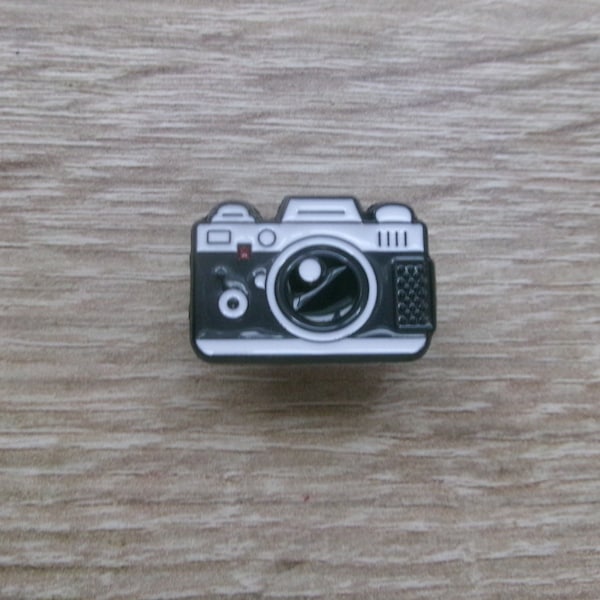 Pin's appareil photo noir et blanc Enamel Pin. Accessoire photo amusant pour vestes, sacs et chapeaux