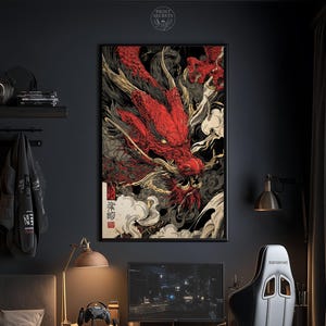 Op de afbeelding: Een ingelijste kunstprint met een gedetailleerde illustratie van een rode draak tegen een zwarte achtergrond. De kop en het lichaam van de draak staan centraal, met ingewikkelde details en een dynamische pose. De print wordt getoond in een moderne kamer.