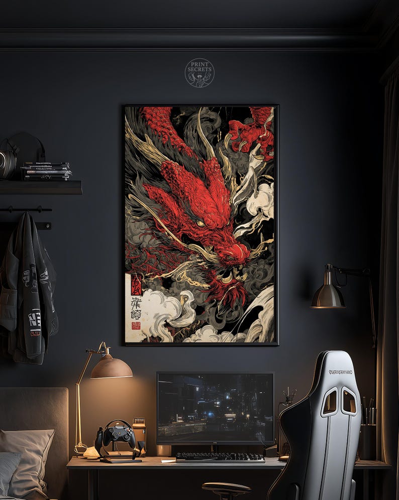 Op de afbeelding: Een ingelijste kunstprint met een gedetailleerde illustratie van een rode draak tegen een zwarte achtergrond. De kop en het lichaam van de draak staan centraal, met ingewikkelde details en een dynamische pose. De print wordt getoond in een moderne kamer.