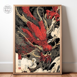 Op de afbeelding: Een ingelijste print met een gedetailleerde illustratie van een rode draak met een felle uitdrukking. De draak staat tegen een donkere achtergrond met wervelende rook en Japanse tekst. Het kunstwerk is in een houten lijst.