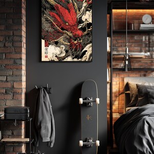 Op de afbeelding: Een ingelijste kunstdruk met een rode drakenillustratie met gouden accenten tegen een donkere achtergrond. Het kunstwerk wordt getoond op een zwarte muur, samen met een skateboard en andere decoraties. De print heeft Japanse tekst.