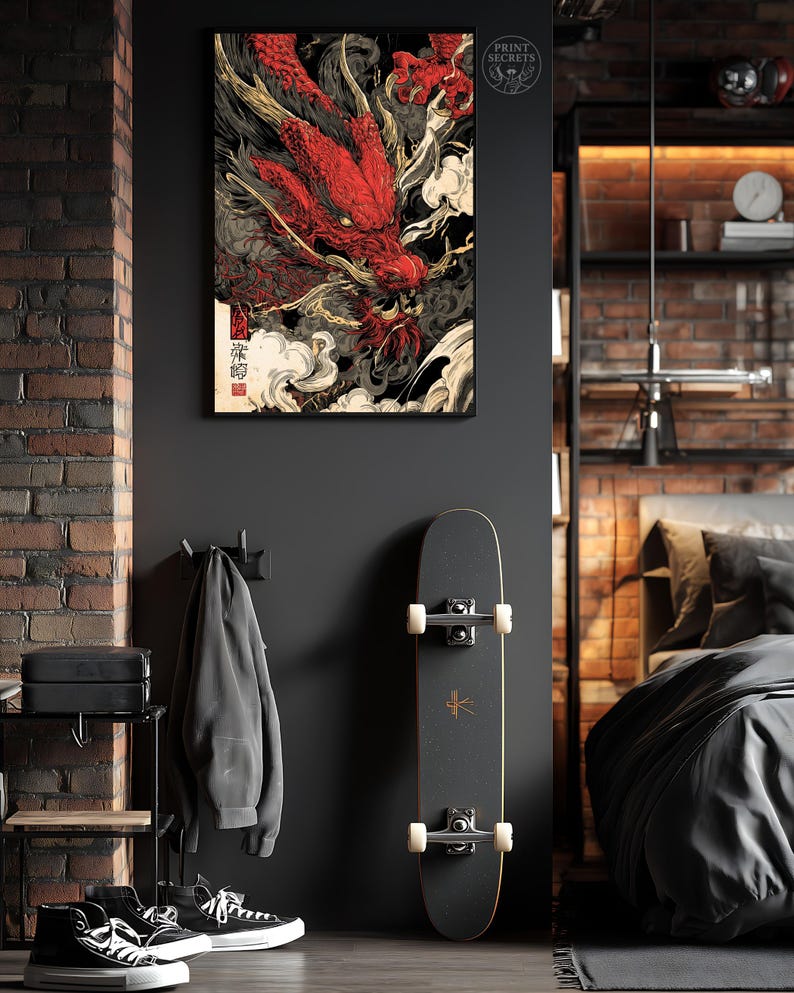 Op de afbeelding: Een ingelijste kunstdruk met een rode drakenillustratie met gouden accenten tegen een donkere achtergrond. Het kunstwerk wordt getoond op een zwarte muur, samen met een skateboard en andere decoraties. De print heeft Japanse tekst.