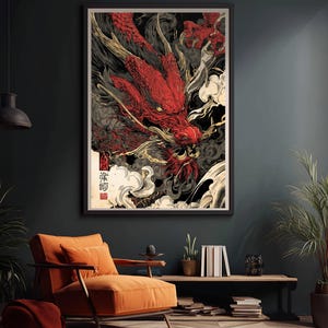 Op de afbeelding: Ingelijste kunstwerk met een rode drakenillustratie met ingewikkelde details. De draak staat tegen een donkere achtergrond met wervelende wolken. Het kunstwerk bevat Japanse tekst en wordt in een woonkamer getoond.