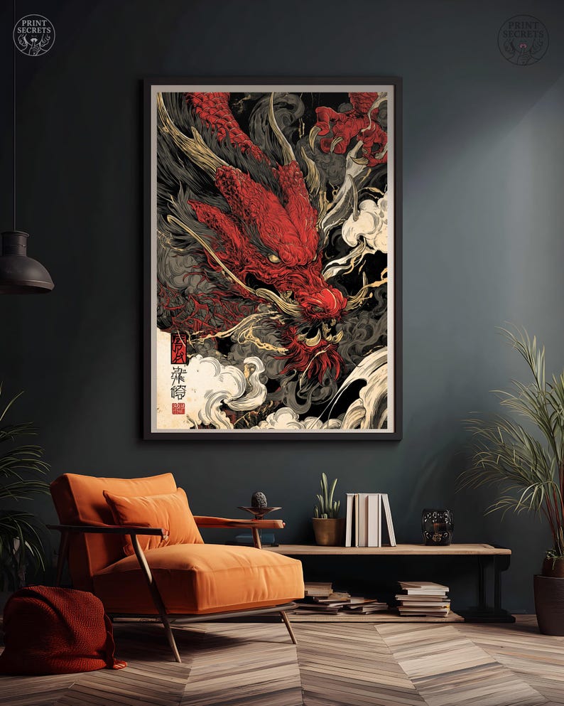 Op de afbeelding: Ingelijste kunstwerk met een rode drakenillustratie met ingewikkelde details. De draak staat tegen een donkere achtergrond met wervelende wolken. Het kunstwerk bevat Japanse tekst en wordt in een woonkamer getoond.