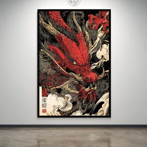 Op de afbeelding: Een ingelijste kunstdruk met een gedetailleerde illustratie van een rode draak tegen een donkere achtergrond met wervelende wolken en Japanse tekst. Het kunstwerk heeft een gedurfde, grafische stijl, geschikt voor interieurdecoratie.