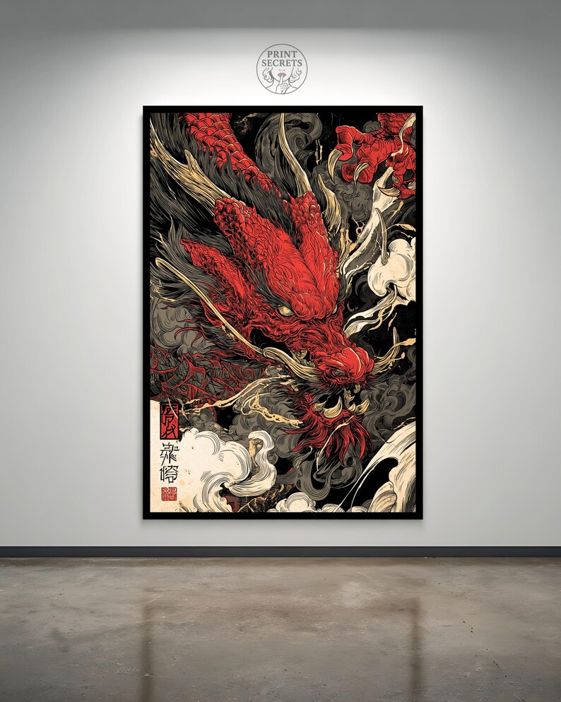 Op de afbeelding: Een ingelijste kunstdruk met een gedetailleerde illustratie van een rode draak tegen een donkere achtergrond met wervelende wolken en Japanse tekst. Het kunstwerk heeft een gedurfde, grafische stijl, geschikt voor interieurdecoratie.